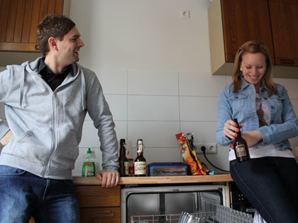 WG-Bewohner unterhalten sich in Küche